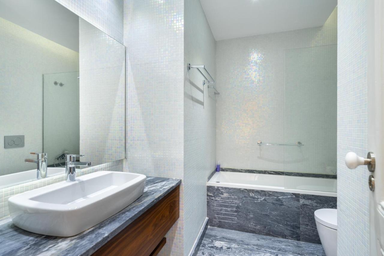 Whome Luxury Stay In Prime Location W/ Ac, Lift & Private Patio リスボン エクステリア 写真