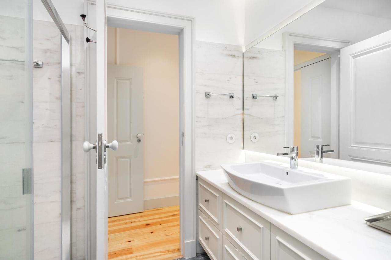 Whome Luxury Stay In Prime Location W/ Ac, Lift & Private Patio リスボン エクステリア 写真